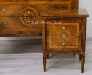 Comodino in legno massiccio con intarsi in stile neoclassico Maggiolini produzione artigianale italiana